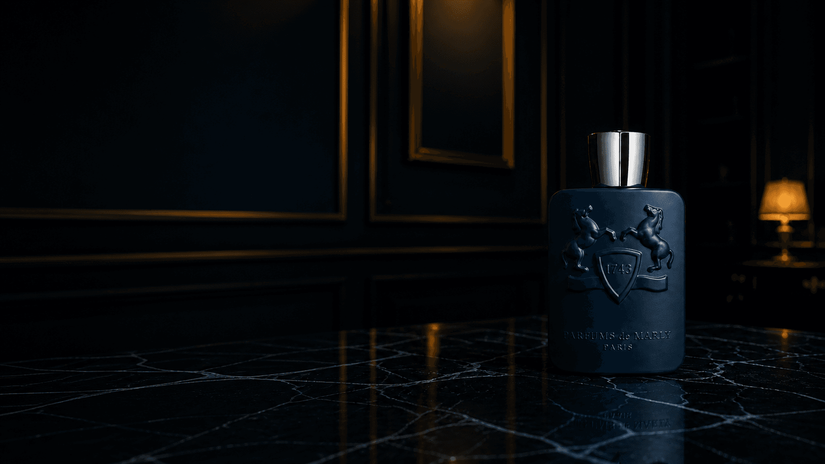 Layton de Parfums de Marly en una escena editorial nocturna